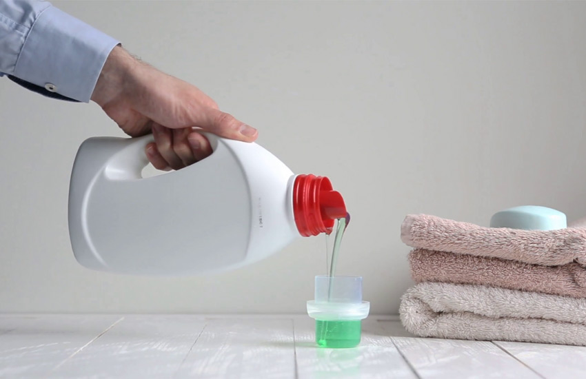 videoblocks men pouring liquid laundry detergent into cap heyj78acg thumbnail full14 1