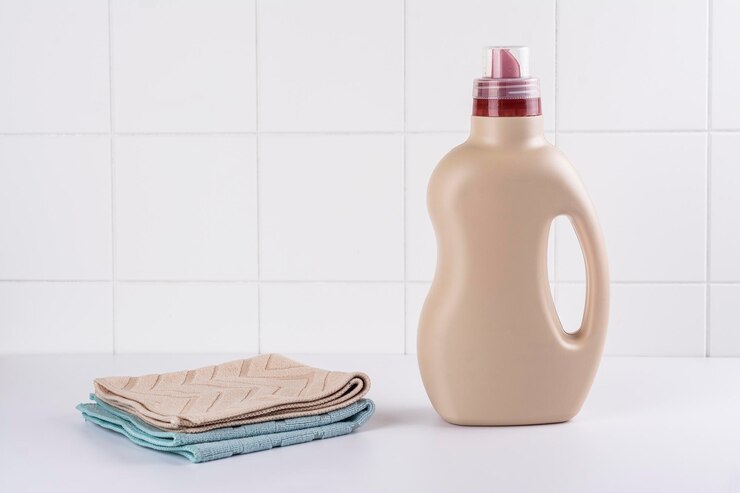 bottle-detergent-clean-towels_107389-2538