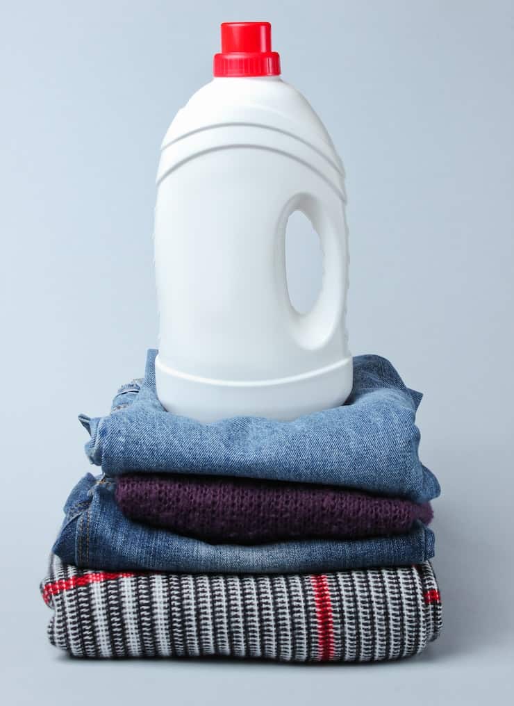 خرید مایع لباسشویی با قدرت پاک کنندگی بالا 3 bottle washing gel stack clothes gray table 175682 5250 1