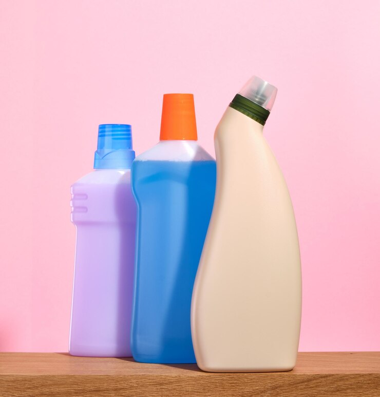 اطلاع از قیمت مایع لباسشویی مناسب لباس سفید با پاکیزگی بینهایت 2 bottles detergents cleaning agents cleaning stand table cleaning products pink background 594847 613