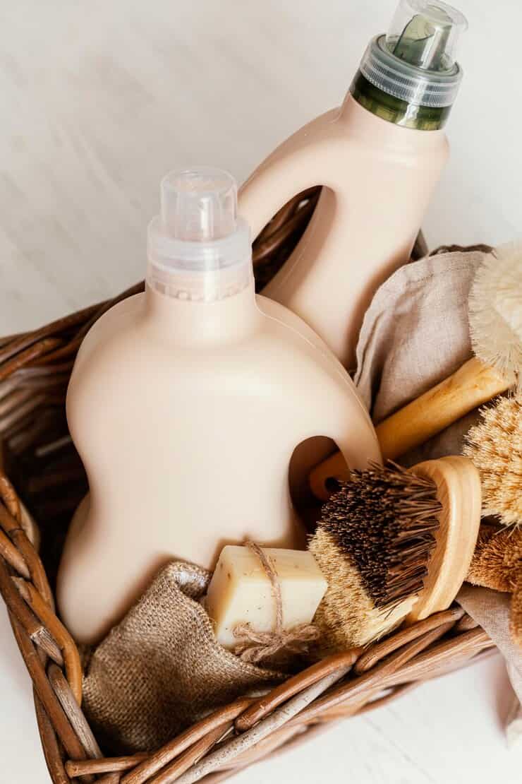 خرید عمده مایع لباسشویی حاوی سرکه بدون افزودنی حساسیت زا 3 cleaning products arrangement high angle 23 2148883453 1