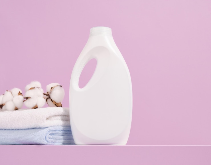 قیمت خرید مایع لباسشویی کنسانتره در بسته های گوناگون 2 cleanliness with washing powder clean towels copy space text 594847 3596 1 1