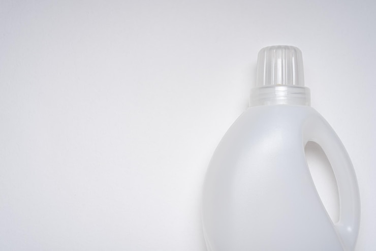 close up glass bottle against white background 1048944 30515294