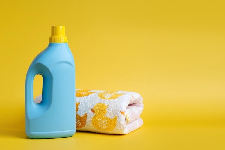 خرید عمده مایع لباسشویی برای همه لباس ها با فرمول حفظ رنگ 1 detergent children s clothes soft towel blue background design mockup blank bottles packaging 479776 7885