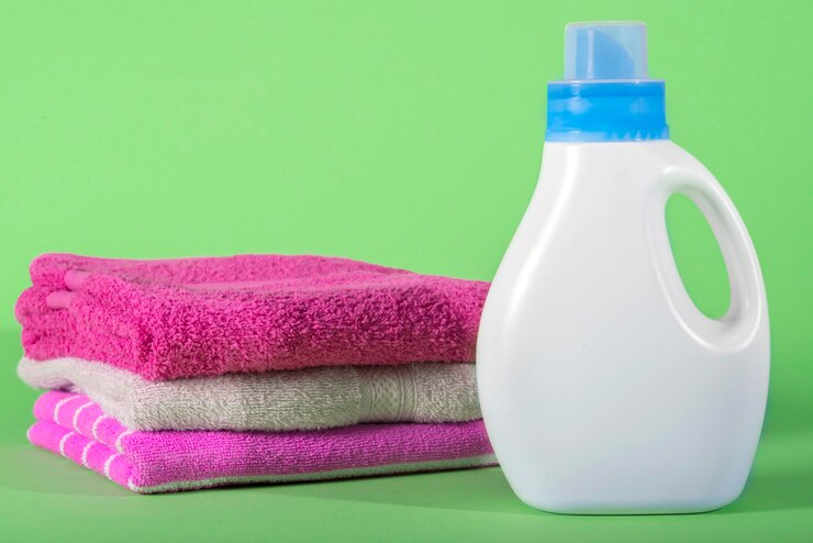 detergent-towels-green-background-cleaning-concept_752567-1529