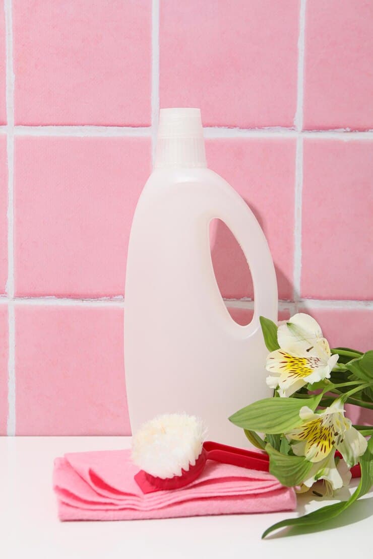 استعلام مایع لباسشویی 2 لیتری با رایحه ماندگار 3 detergents with fresh flowers pinkxabackground 185193 154879 1