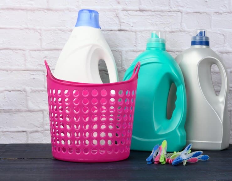 خرید عمده مایع لباسشویی برای همه لباس ها با فرمول حفظ رنگ 2 empty pink laundry basket plastic bottles with liquid detergent white brick wall background 1073222 1529 1