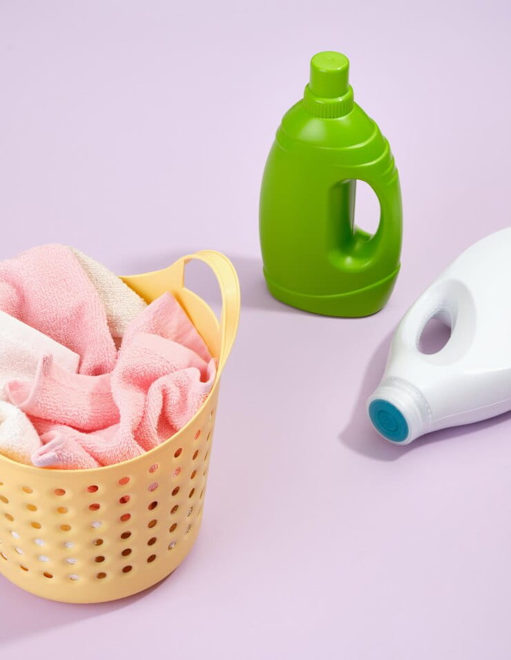 فروش عمده مایع لباسشویی جدید با فناوری روز دنیا 1 laundry day laundry basket with dirty towels laundry green white bottles with laundry detergent 594847 3568 1