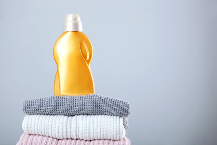قیمت خرید مایع لباسشویی حاوی نرم کننده با کیفیت ممتاز 2 laundry detergent bottles clothes table household chemicals 441923 13294 1
