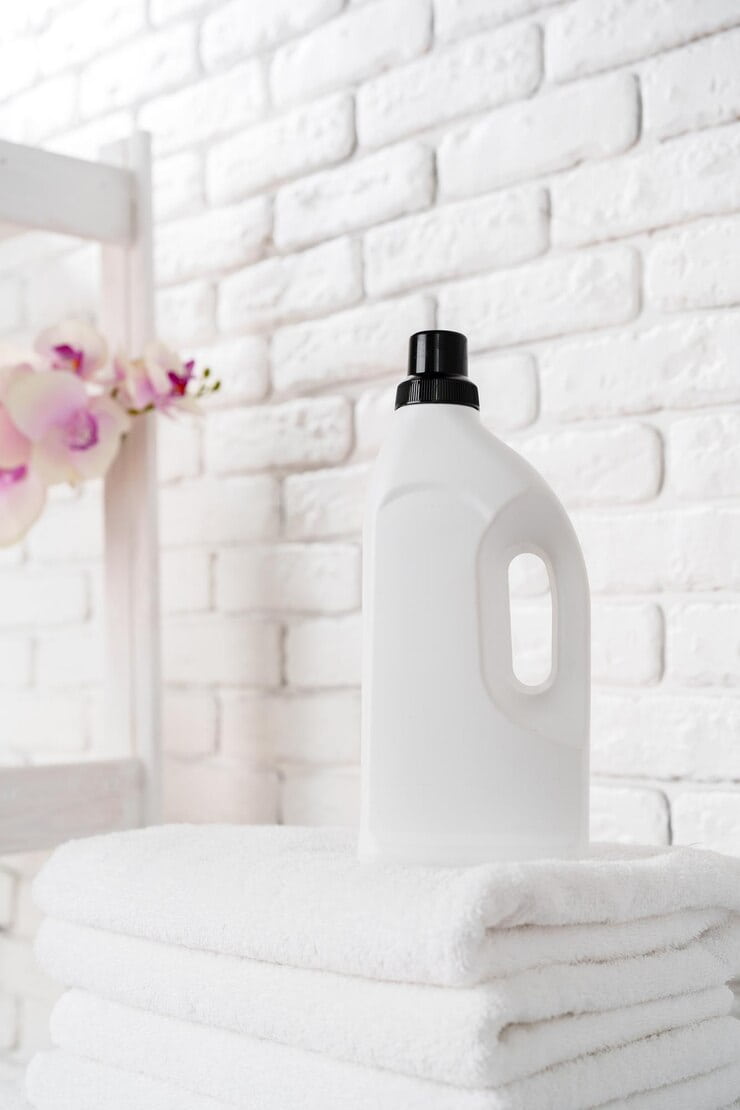 قیمت خرید مایع لباسشویی بدون آنزیم مخصوص لباس های سفید 3 laundry detergent bottles stacked towels top washing machine 93675 187409 1