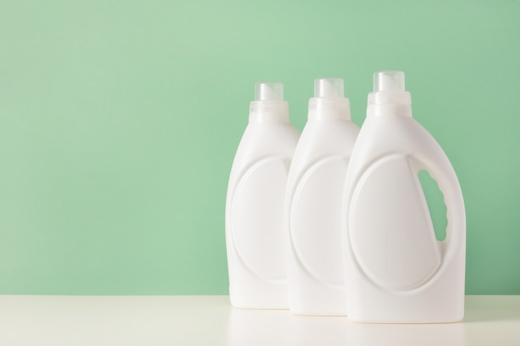 set-white-plastic-bottles-liquid-laundry-detergent-cleaning-agent-bleach-fabric-softener-blank-mockup-packaging-bio-washing-product-green-background-laundry-day_158417-795