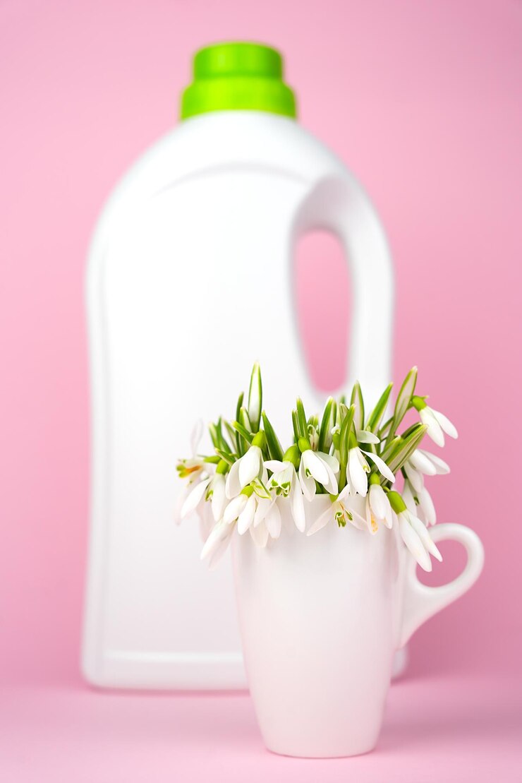 قیمت روز مایع لباسشویی لکه بر قوی کیفیت جهانی 3 spring flowers bottle liquid laundry detergent pink background washing cleaning concept closeup selective focus 353415 7