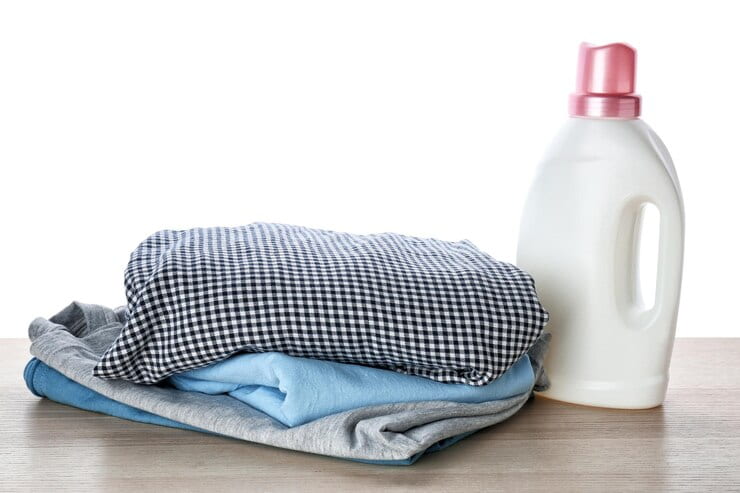 قیمت خرید مایع لباسشویی همراه نرم کننده دو عملکرد همزمان 1 stack clothes laundry detergent table against white background 392895 442861 1