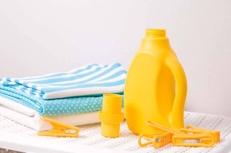 فروش مایع لباسشویی مخصوص لباس های مشکی با حفظ رنگ 2 stack colored laundry clothespins laundry gel yellow bottles white plastic basket 286227 1879