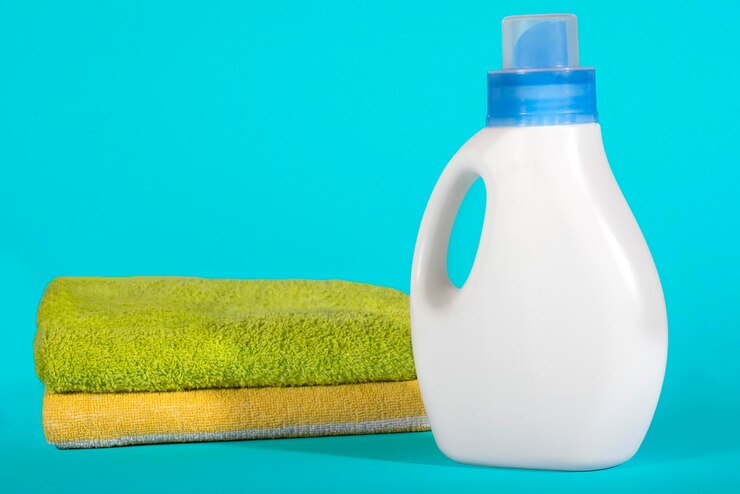 اطلاع از قیمت مایع لباسشویی ضد آلرژی بدون فسفات 1 white plastic bottle detergent clean towels blue background 752567 3085