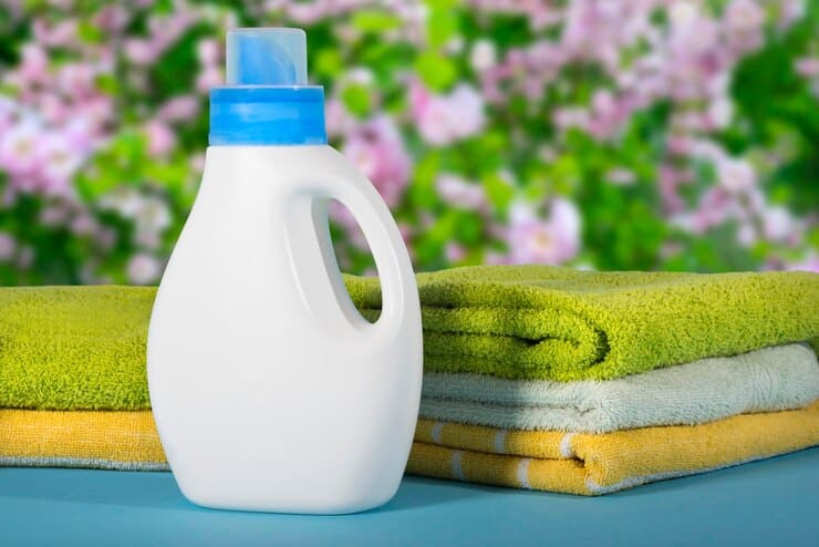 فروش مایع لباسشویی ممتاز با ترکیبی ویژه 1 white plastic bottle detergent towels blurred garden background cleaning concept 752567 1532 1