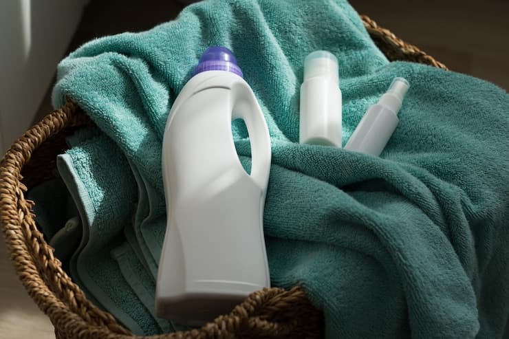 white-plastic-packaging-with-laundry-detergent-liquid-washing-powder-conditioner-bleach-stain-remover-clothes-terry-towels-basket_120450-197 (2) (1)