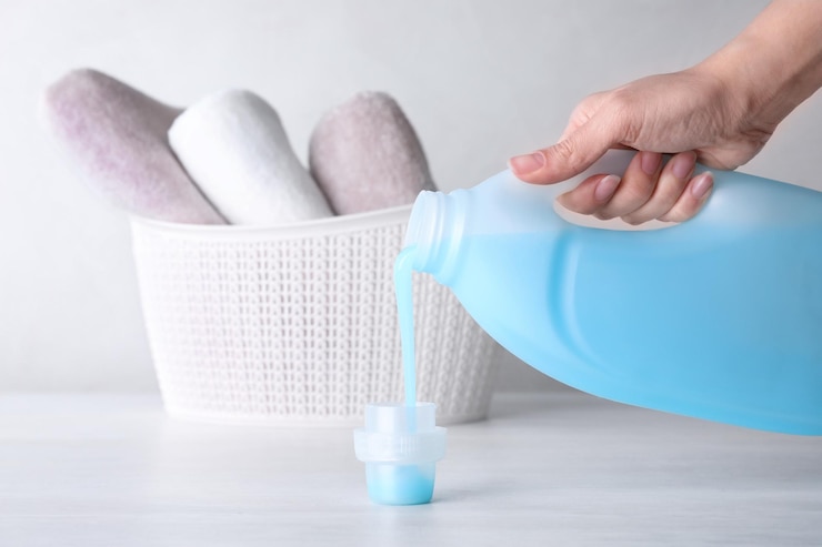 woman-pouring-laundry-detergent-into-cap-table-against-light-background-closeup_495423-57769 (2)