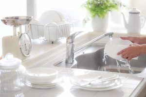 خرید مایع ظرفشویی با رایحه گل انتخابی خوشبو برای شستشوی ظروف و ایجاد حس تازگی